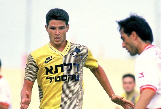 איציק זוהר במהלך משחק 1988-89.jpg