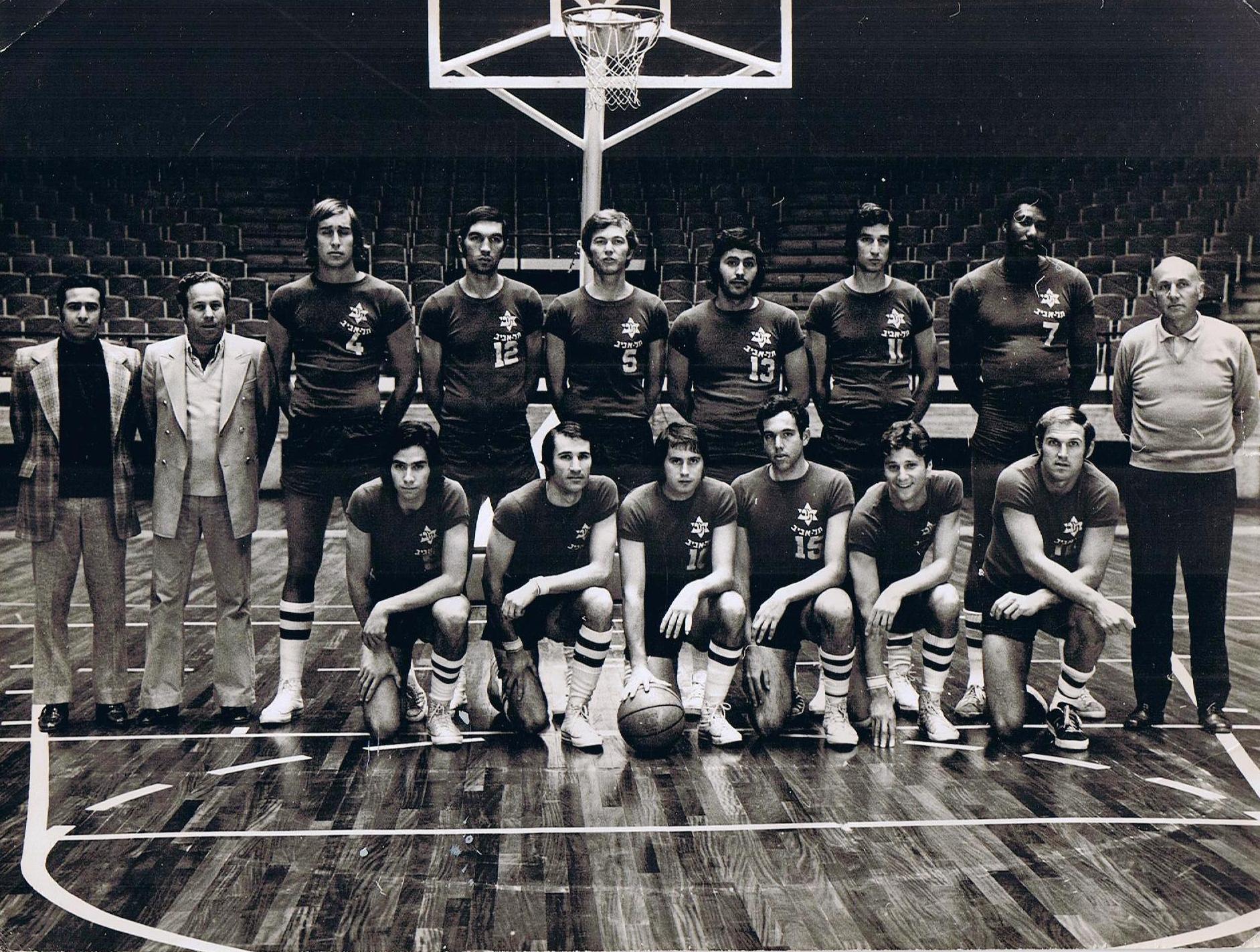כדורסל - תמונה קבוצתית 1972-73.jpg