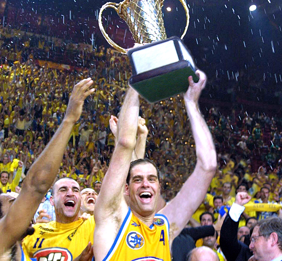 נדב הנפלד עם הגביע.jpg