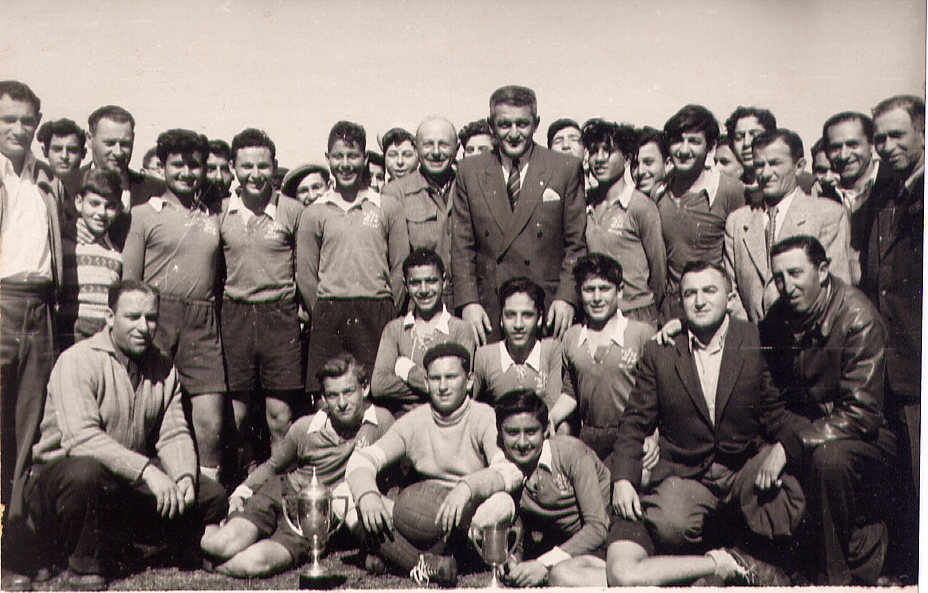 מכבי אברהם לאחר אליפות וזכיה בגביע עונת 1948-49.png