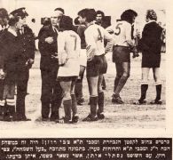 פנדל 01-02-1973 רגע ממשחק ליגה הכח רמת גן (ח) (06.01.1973) צביקה רוזן מקבל כרטיס צהוב.jpg