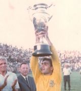 עונת 66-68 זכייה בגביע המדינה משה עסיס מניף את הגביע.jpg