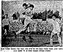 חדשות הספורט 29-03-1959 רגע ממשחק ליגה מכבי יפו (28.03.1959) וארון וגלזר במאבק על הכדור.jpg
