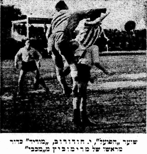 קובץ:על המשמר 20-01-1957 רגע ממשחק ליגה הפועל תל אביב (ח) (19.01.1957) חודרוב מוריד כדור מראשו של מרימוביץ'.jpg