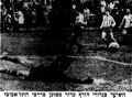 הארץ 01-02-1959 רגע ממשחק ליגה הפועל תל אביב 31.01.1959 בנדורי הודף כדור.jpg