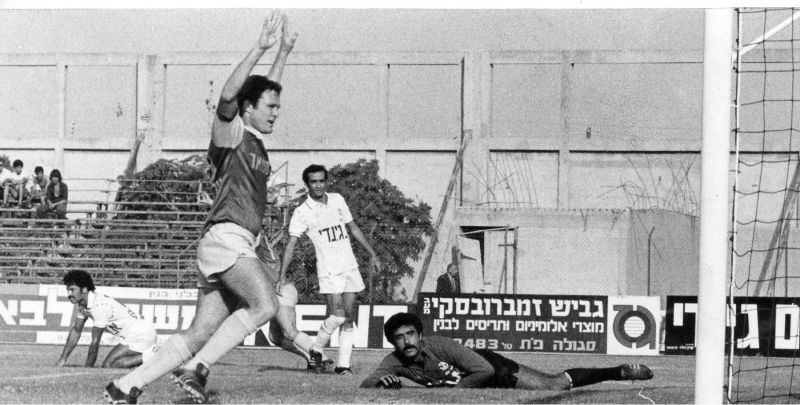 קובץ:משה שוויצר במהלך משחק.jpg