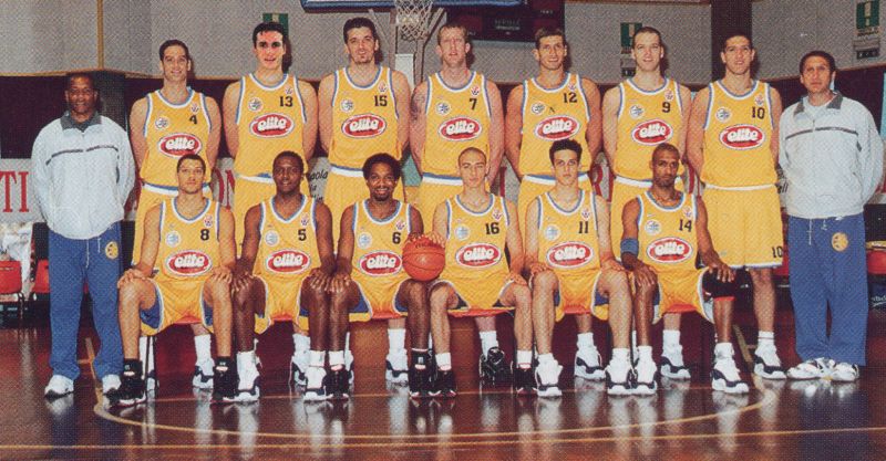 קובץ:כדורסל - תמונה קבוצתית 2001-02.jpg