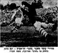 הארץ 16-12-1955 רגע ממשחק ליגה הפועל פתח תקווה (ב) (10.12.1955) בנדורי תופס את הכדור בזינוק.jpg