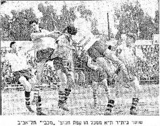 חרות 08-03-1959 רגע ממשחק ליגה ביתר תל אביב (07.03.1959) שוער ביתר הודף.jpg