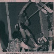 עולם הספורט 15-11-1989 רגע ממשחק כדורעף מכבי פתח תקווה (14.11.1989) ארז שכטר נחסם.jpg