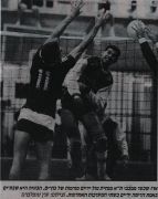 עולם הספורט 27-09-1989 רגע ממשחק כדורעף הפועל בת ים (26.09.1989) ארז שכטר מנחית.jpg