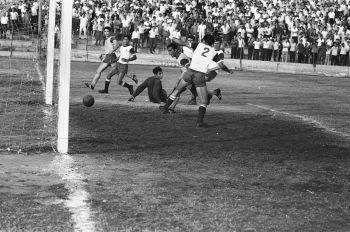 08-06-1968 משחק האליפות נגד הפועל פתח תקווה - דרור בר נור כובש שער.JPG