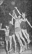 דבר 08-04-1956 רגע ממשחק כדורסל הפועל תל אביב (06.04.1956) ריבאונד.jpg