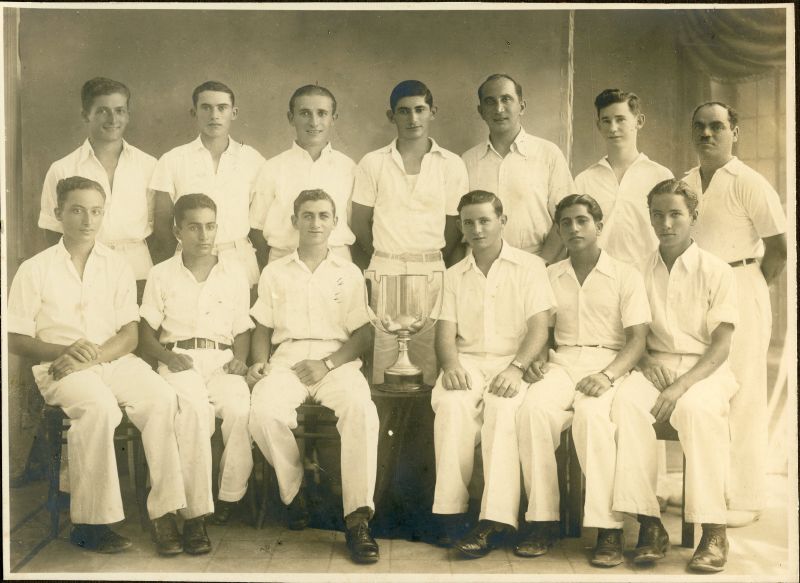 קובץ:תמונה קבוצתית 1928-29.jpg