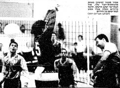 ידיעות אחרונות 27-09-1989 רגע ממשחק כדורעף הפועל בת ים (26.09.1989) אמיר סנפיר מנחית.jpg