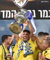 יונתן כהן מניף גביע המדינה 20-21.jpg