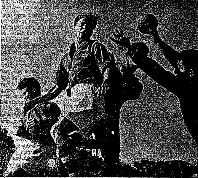 קובץ:חדשות הספורט 20-02-1955 רגע ממשחק ליגה ביתר תל אביב (ב) (19.02.1955) סולומון שוער ביתר מנסה לקטוף כדור מראשו של ישראלי.jpg