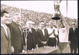 משה עסיס מניף גביע 66-68 שחור לבן.jpg