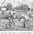 מעריב 07-04-1957 רגע ממשחק ליגה הפועל תל אביב (ב) (06.04.1957) רוזנבאום מול בנדורי ומתניה.jpg