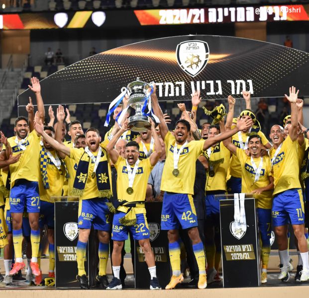 קובץ:הנפת גביע המדינה 20-21.jpg