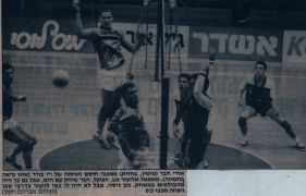 ידיעות אחרונות 19-10-1988 רגע ממשחק כדורעף הפועל רמת אביב (18.10.1988) אורי חבר חוסם הנחתה.jpg