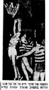 הבקר 29-12-1957 רגע ממשחק כדורסל מכבי דרום (28.12.1957) התקפה של מכבי.jpg