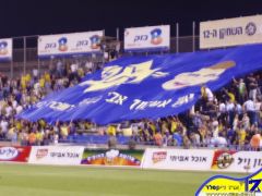 דגל מונף לכבודו של אבי נמני בשער 11 - משחק מול כוכבי הליגה.jpg