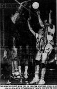 מעריב 24-09-1989 רגע ממשחק כדורעף הפועל שער הנגב (23.09.1989) חסימה של מכבי.jpg