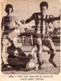 פנדל 15-04-1973 רגע ממשחק ליגה מכבי נתניה (ח) (11.11.1972) ירון עוז תוקף את שער נתניה.jpg