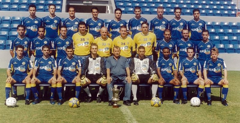 קובץ:תמונה קבוצתית 2001-02.jpg