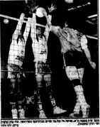 מעריב 25-02-1990 רגע ממשחק כדורעף הפועל מטה אשר (24.02.1990) תומר שיין מנחית.jpg