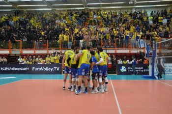 שחקני מכבי עף לפני המשחק הראשון נגד ניקוסיה 12-01-2023.jpg