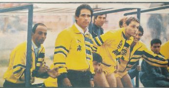 גיורא שפיגל וספסל הקבוצה במהלך עונת 1987-88.jpg